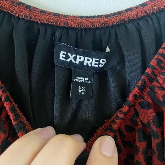 Express blouse XS perfect date night attire red and black cheetah pattern - Picture 2 of 4